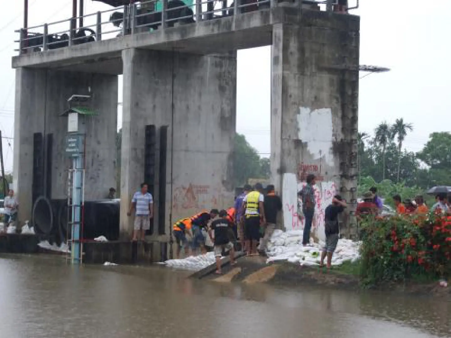 Suffering Nakhon Nayok locals tear down sandbag embankment Suffering Nakhon Nayok locals tear down sandbag embankment