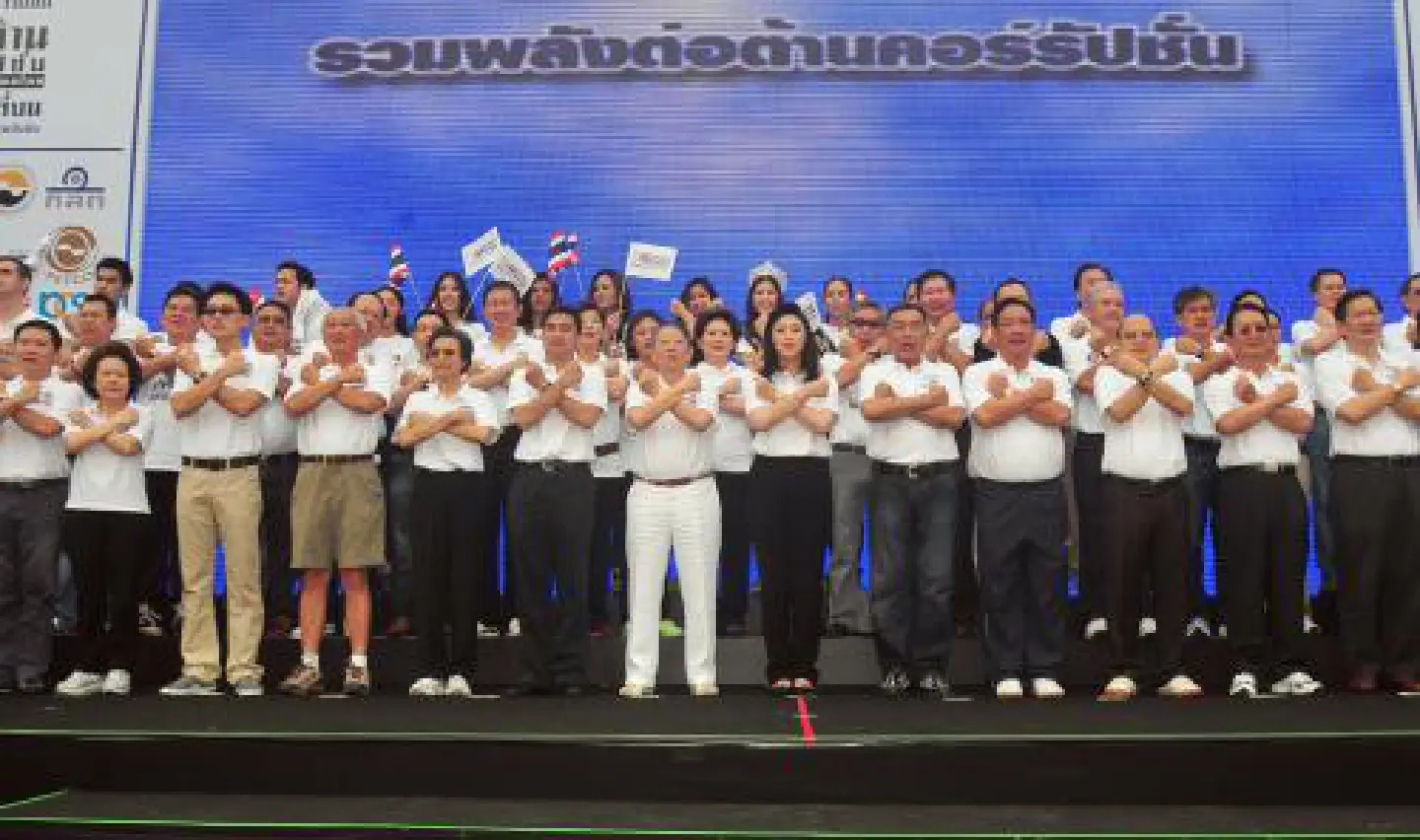 Abhisit pleads farmers' case in meet with PM Abhisit pleads farmers' case in meet with PM