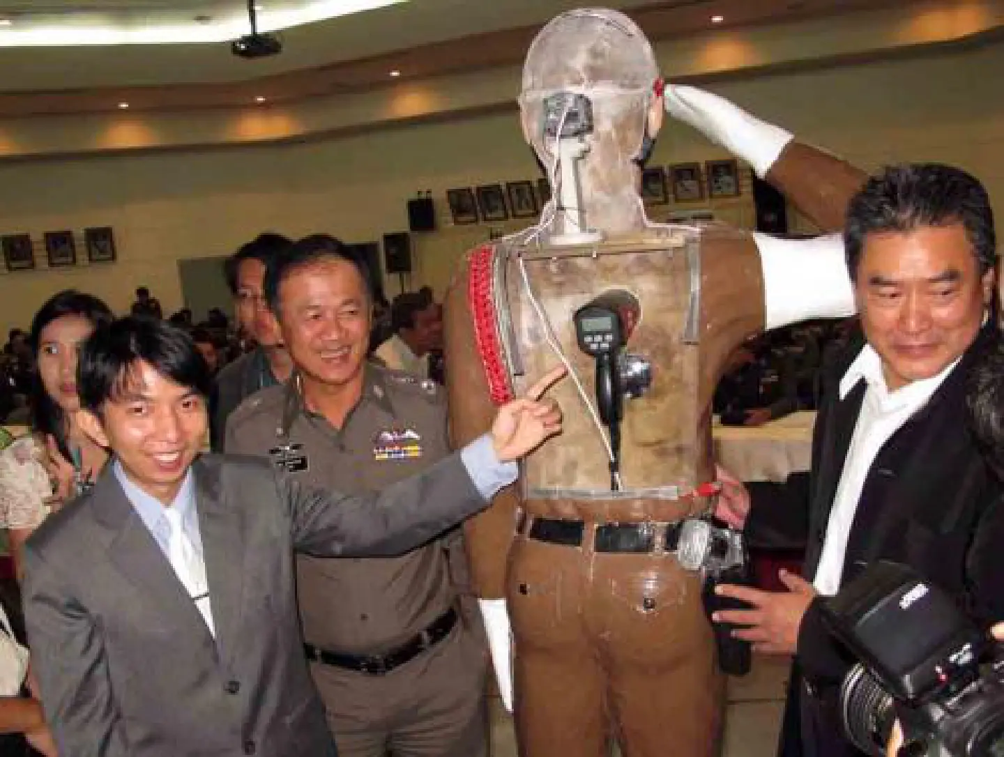 'Smart' dummy officers to oversee Bangkok traffic 'Smart' dummy officers to oversee Bangkok traffic