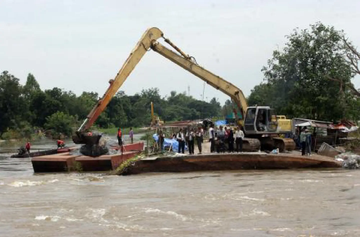 Military works hard to plug broken watergate Military works hard to plug broken watergate