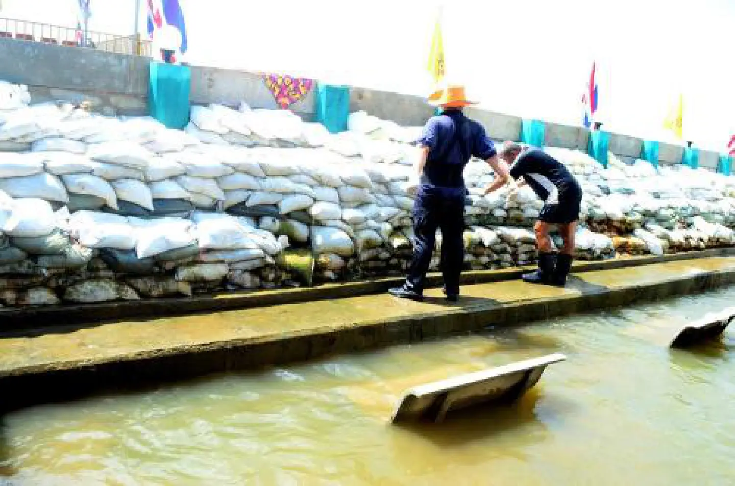 Flood impacts hit companies in non-flooded areas Flood impacts hit companies in non-flooded areas