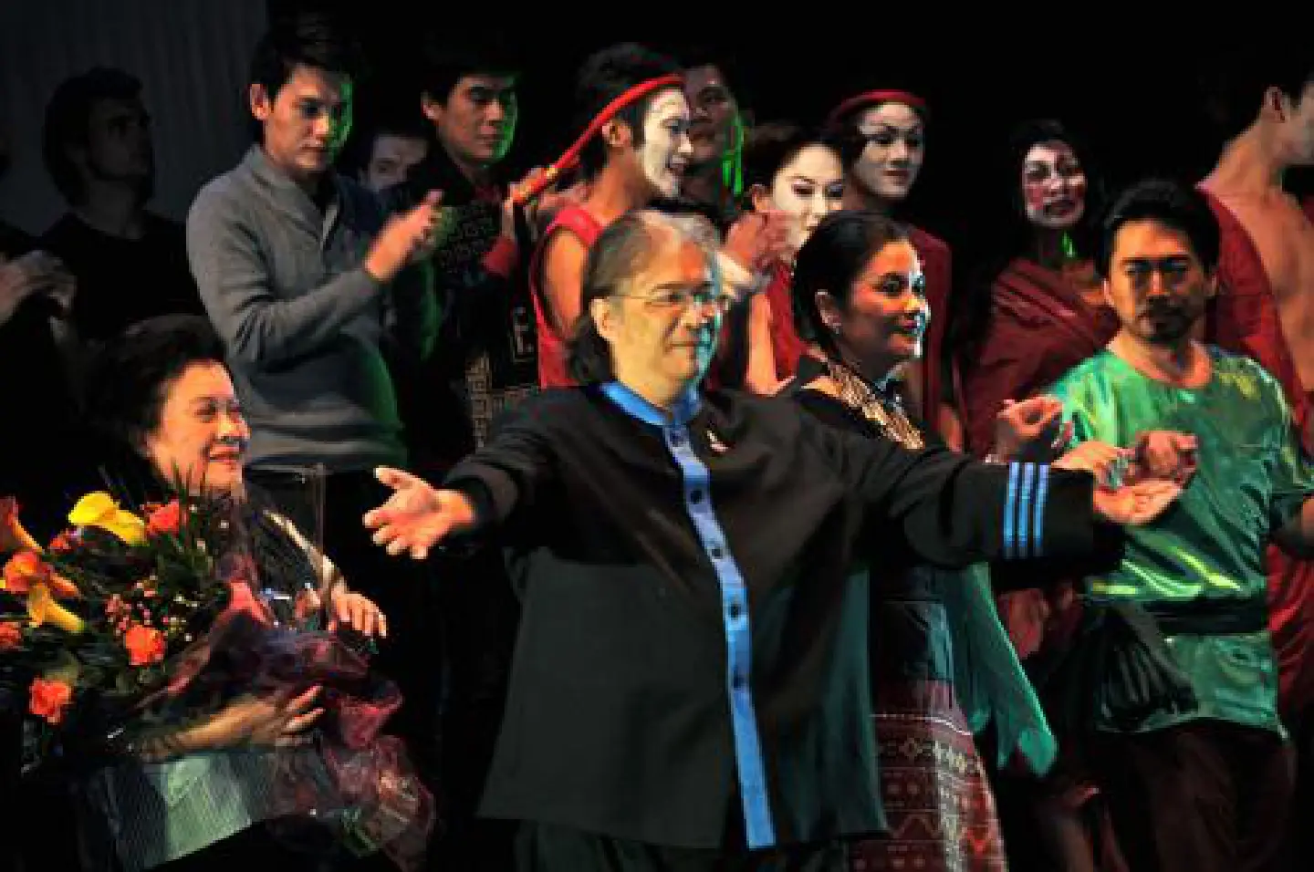 LONDON THRILLS TO 'MAE NAAK'