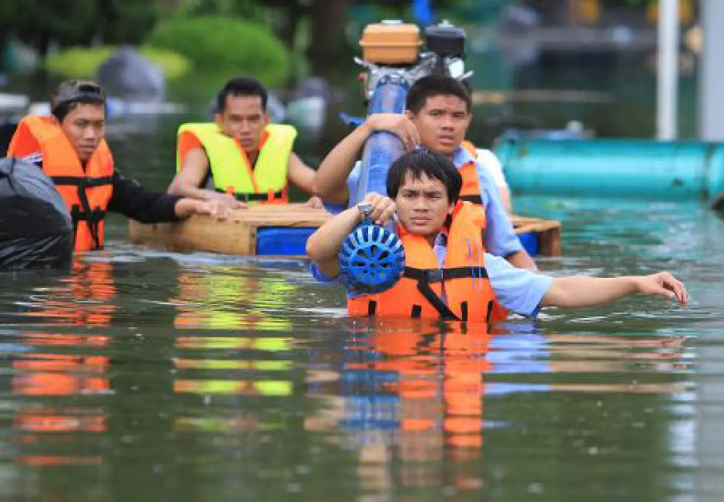 Adjustments to the economic outlook in the wake of floods Adjustments to the economic outlook in the wake of floods