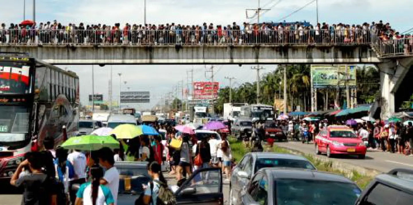 200,000 evacuated as water breaches Nava Nakorn Industrial Estate 200,000 evacuated as water breaches Nava Nakorn Industrial Estate