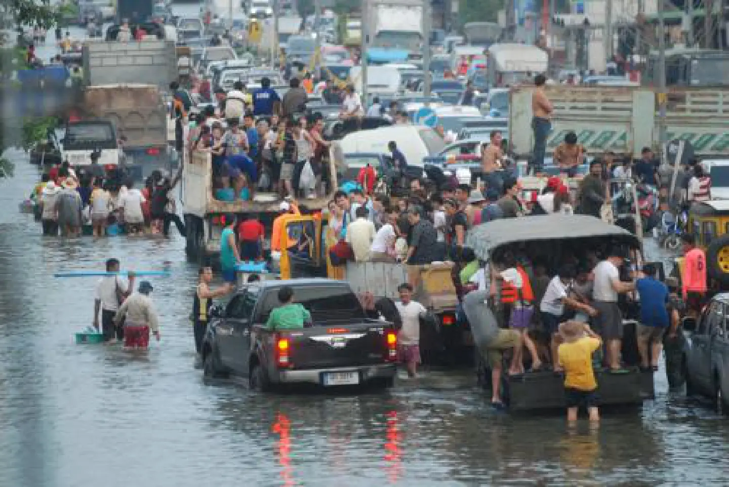 Flooding in Bang Bua thong, Pak Kret hits critical levels Flooding in Bang Bua thong, Pak Kret hits critical levels