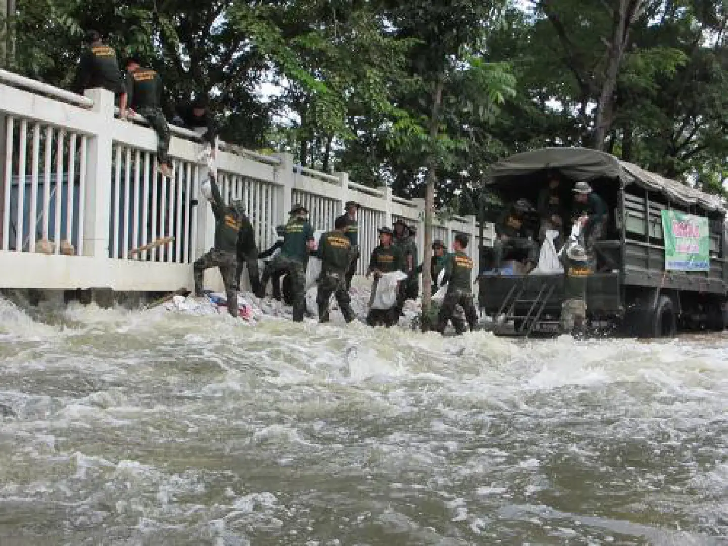 Thammasat Rangsit campus flooded as dyke breached Thammasat Rangsit campus flooded as dyke breached
