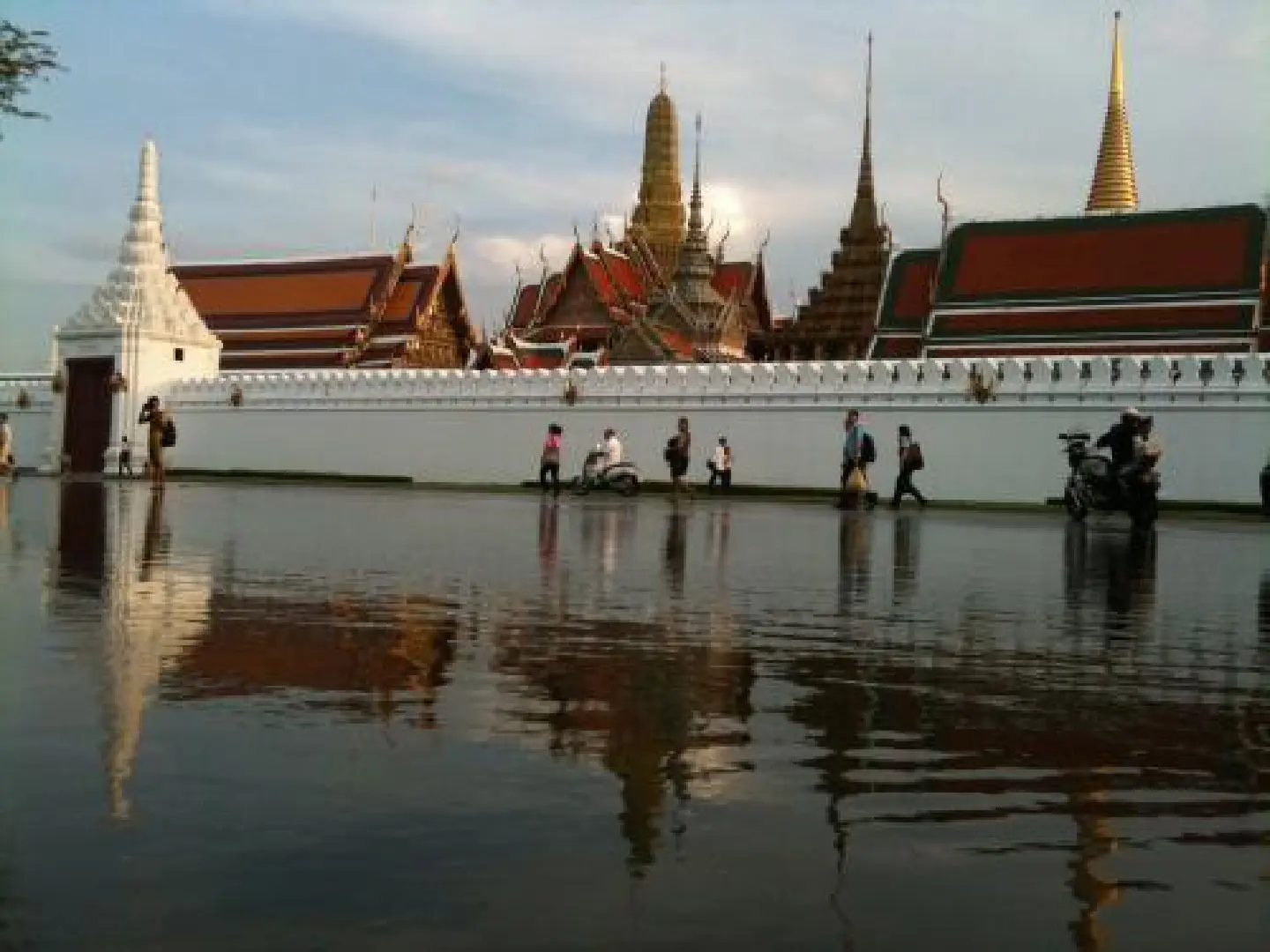 Thai Chamber urges Govt to protect Bangkok at any cost Thai Chamber urges Govt to protect Bangkok at any cost