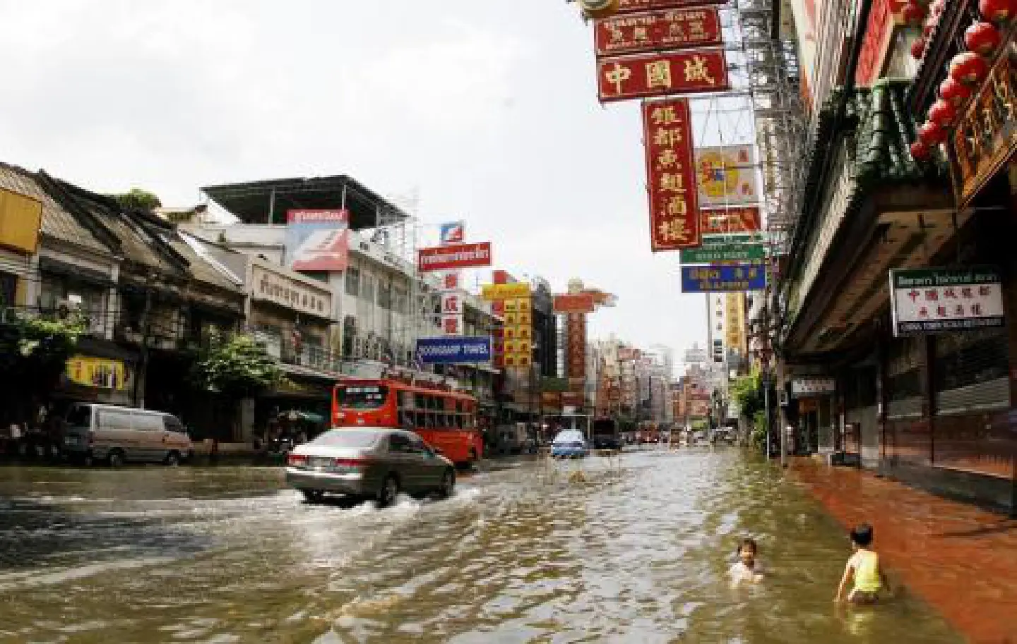 Western Bangkok bearing large brunt of the flood Western Bangkok bearing large brunt of the flood