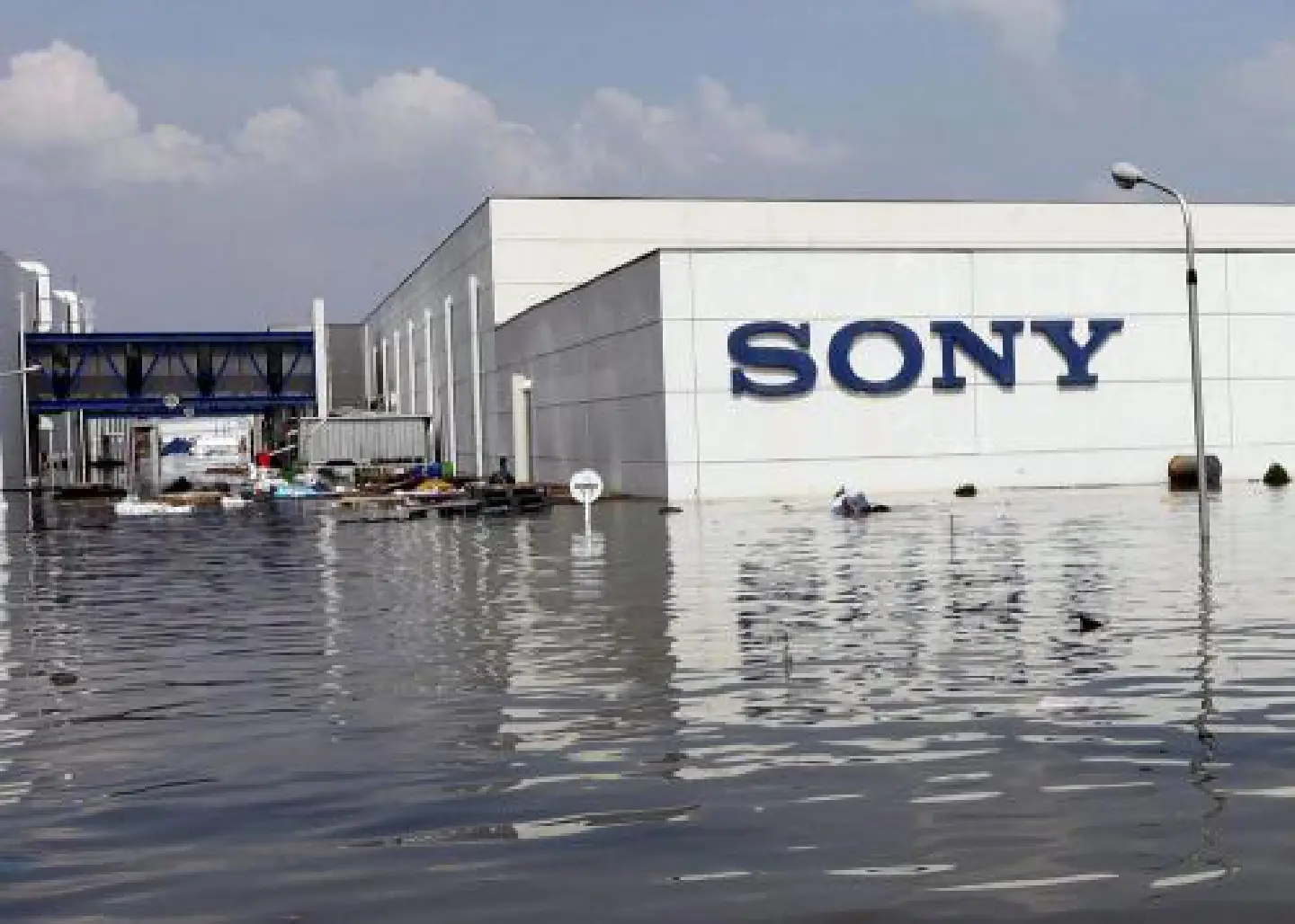 Bt5 billion for industrial parks to build flood barriers Bt5 billion for industrial parks to build flood barriers