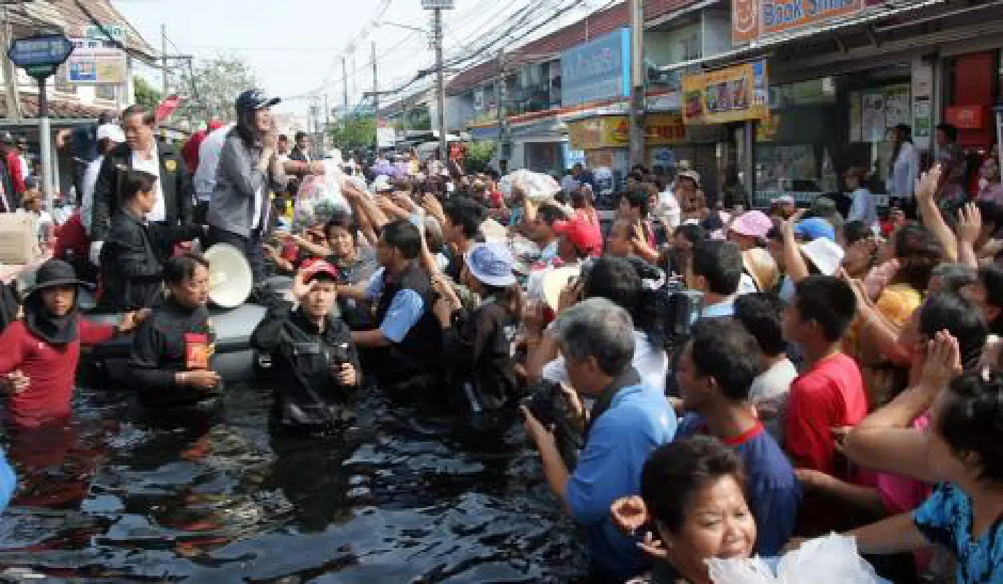 Support and a scolding for Yingluck on flood tour Support and a scolding for Yingluck on flood tour