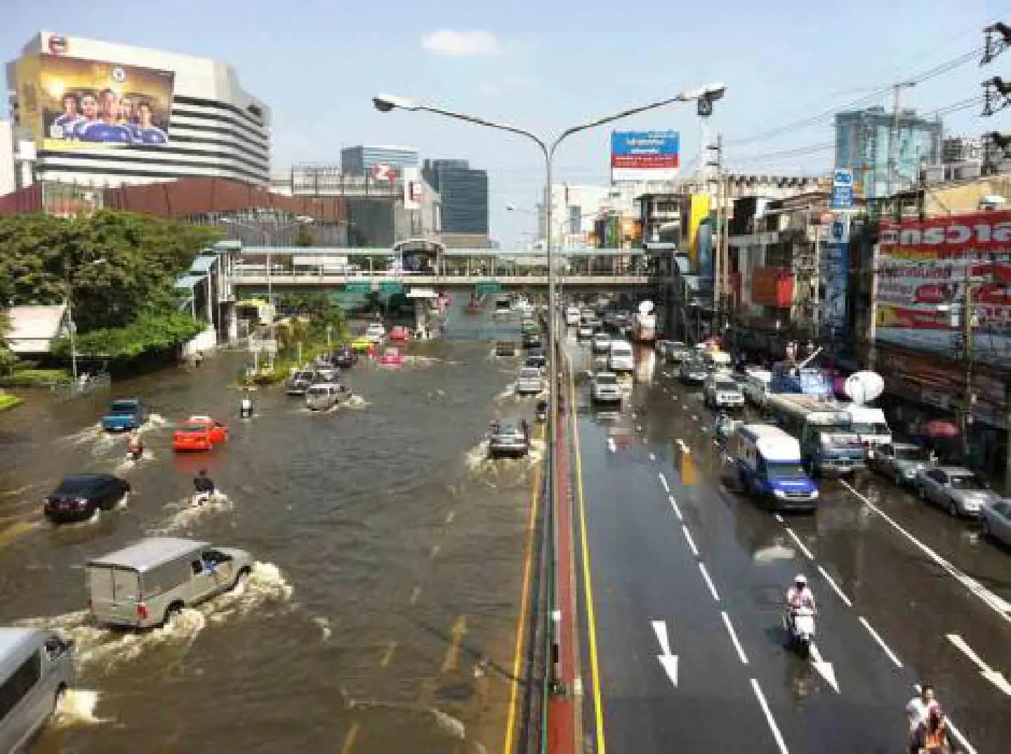 Deluge nears inner Bangkok Deluge nears inner Bangkok