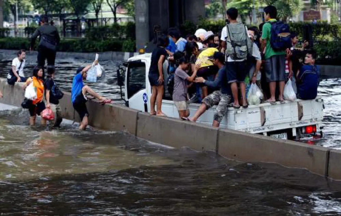More areas in western Bangkok evacuated More areas in western Bangkok evacuated