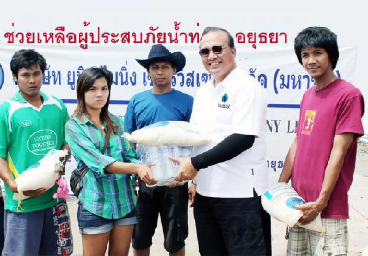 UMS helps flood victims in Ayutthaya UMS helps flood victims in Ayutthaya