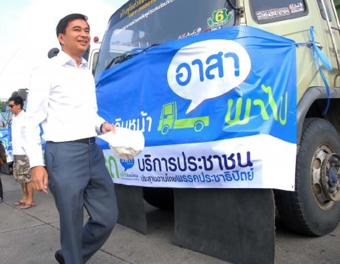 Abhisit backs group set to sue the govt Abhisit backs group set to sue the govt