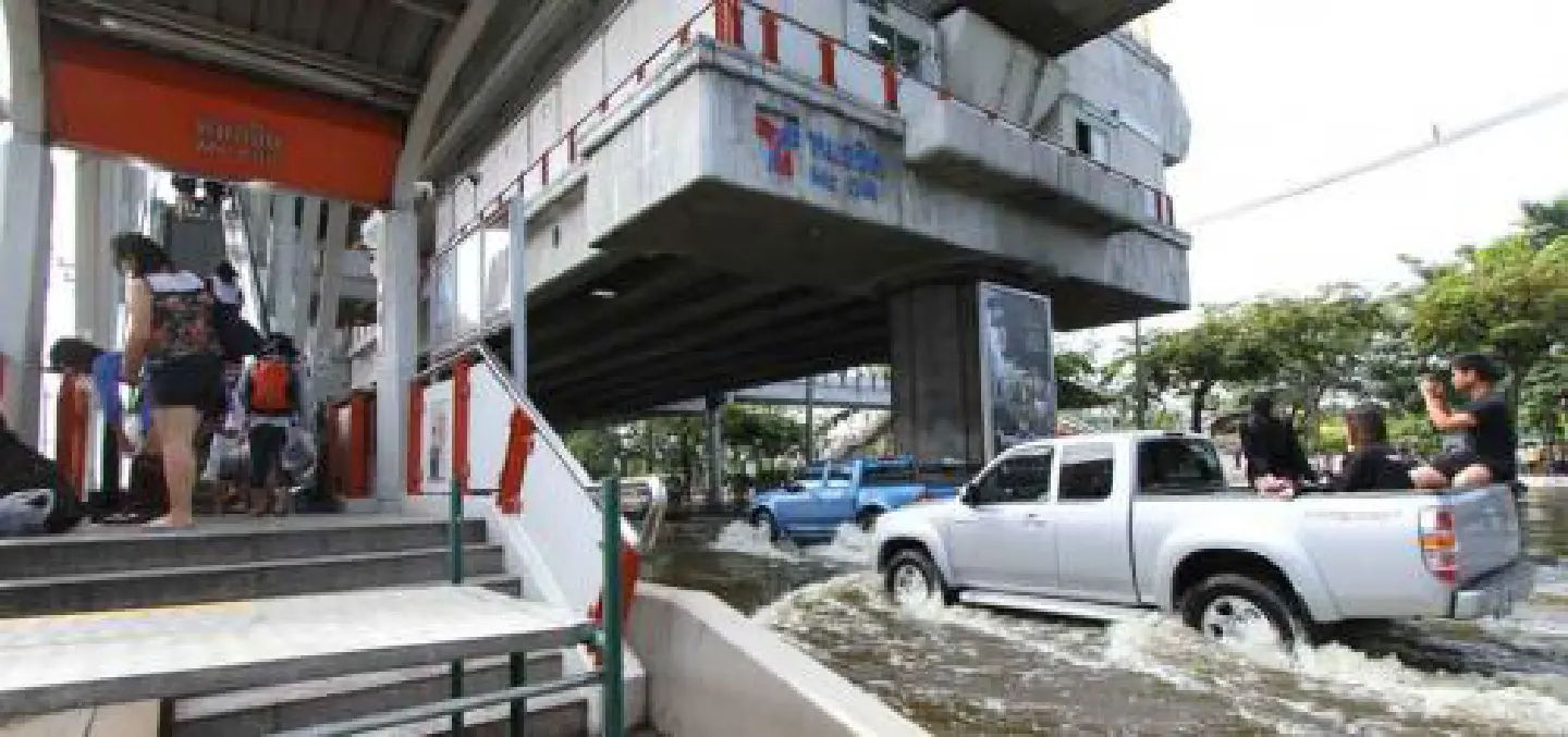 Bangkok's public transport struggles on despite floods Bangkok's public transport struggles on despite floods