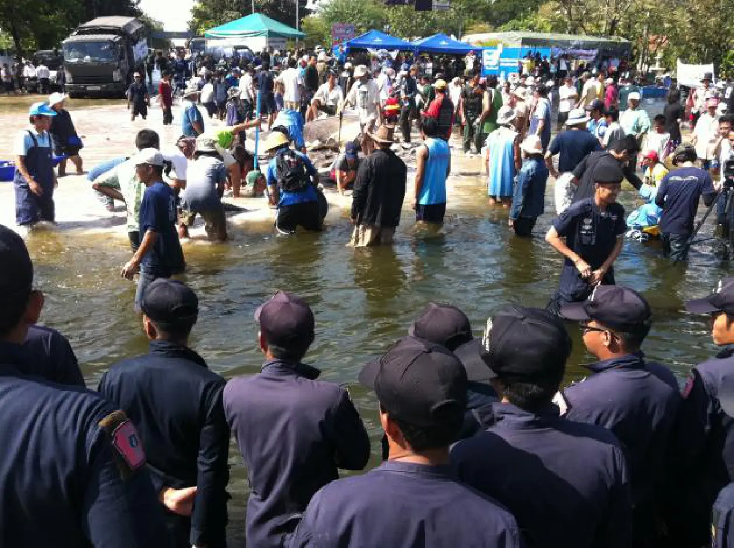 Yingluck wants everyone to cooperate Yingluck wants everyone to cooperate