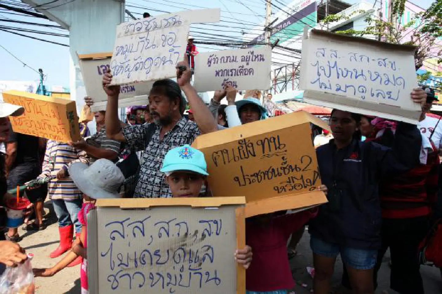 Angry flood victims stage multiple protests Angry flood victims stage multiple protests