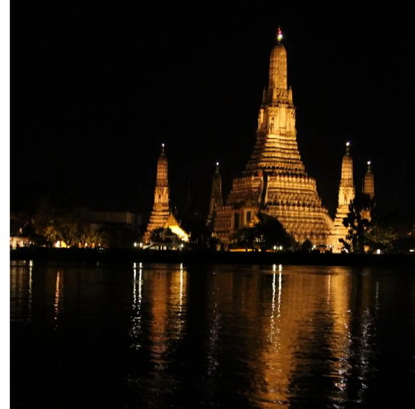 Partial wall cave-in threatens Wat Arun foundation
