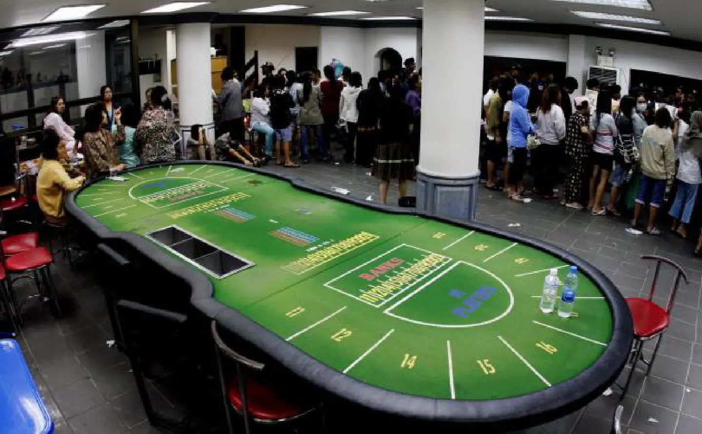 Hundreds nabbed in gambling den raid in Tao Poon Hundreds nabbed in gambling den raid in Tao Poon