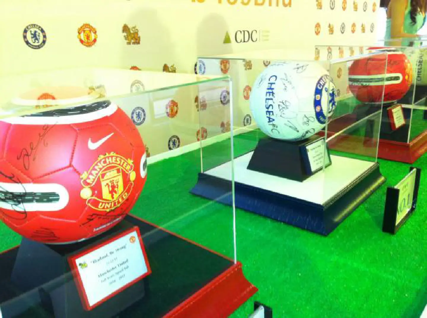 Chelsea, Utd join hands with Singha for flood relief Chelsea, Utd join hands with Singha for flood relief