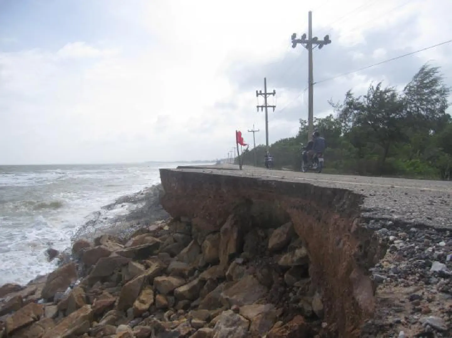 People flee as heavy seas, storms pound south People flee as heavy seas, storms pound south