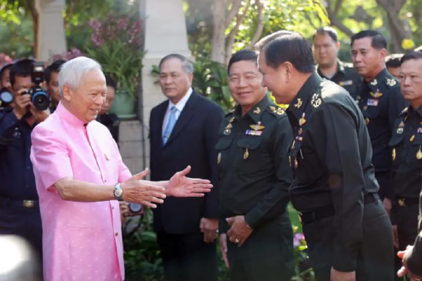 Prem lauds military's flood efforts Prem lauds military's flood efforts