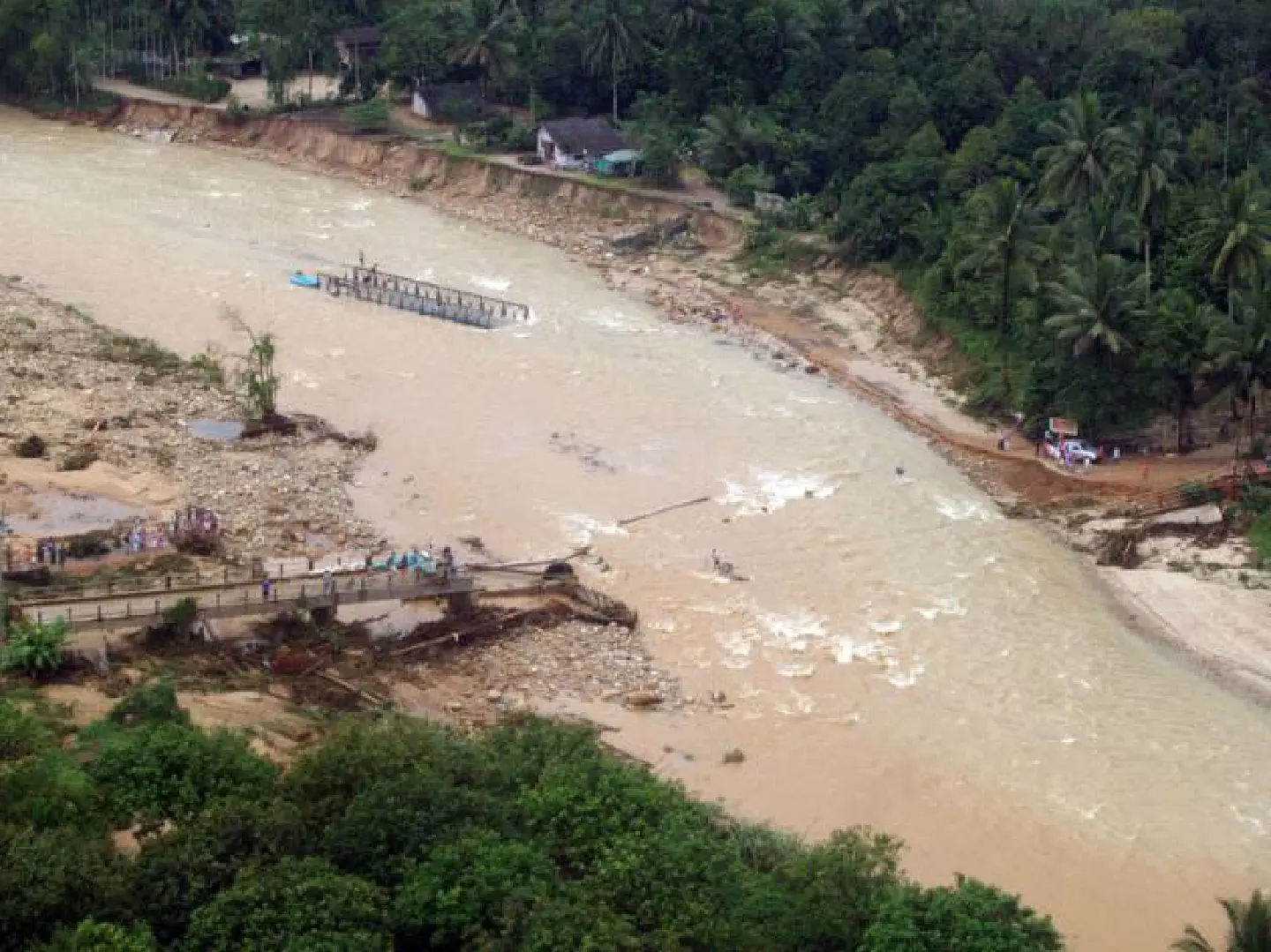 Abhisit prodding FROC to solve southern flood Abhisit prodding FROC to solve southern flood