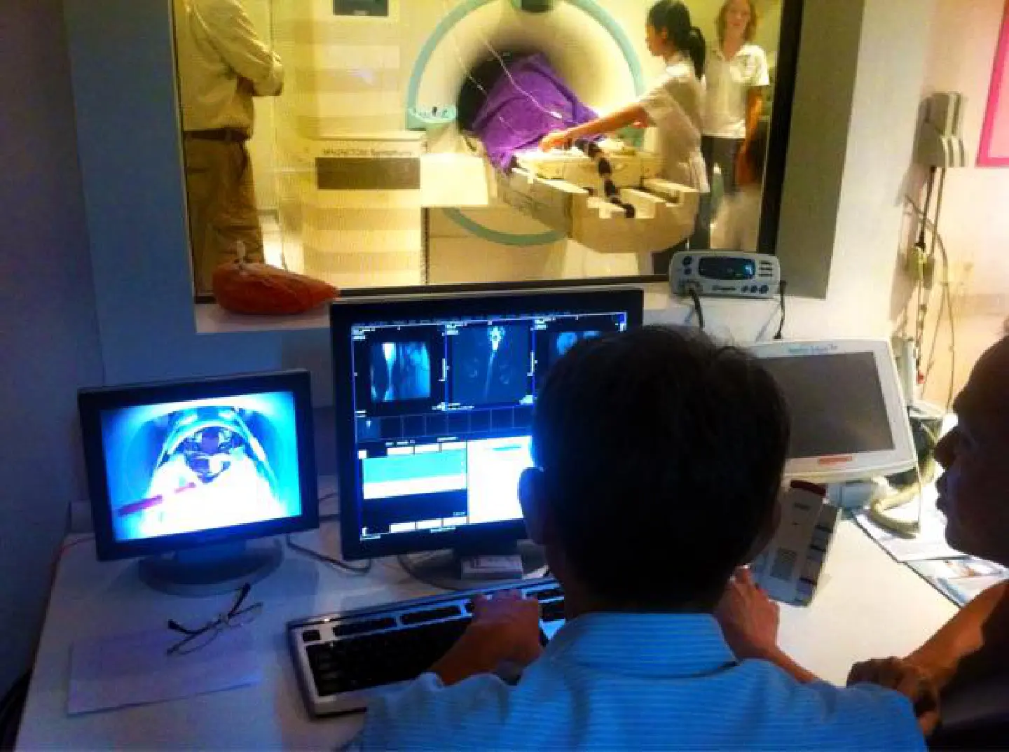 MRI scan for tiger in Bangkok hospital is 'first for Asia' MRI scan for tiger in Bangkok hospital is 'first for Asia'