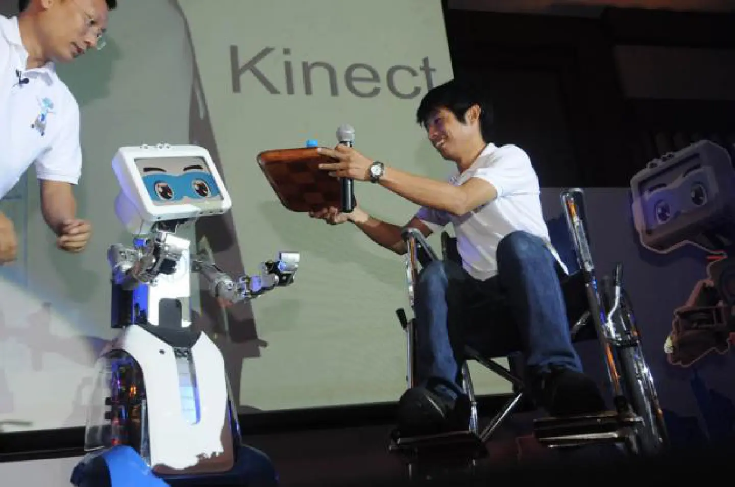 Thai-designed Dinsow2 robot to aid elderly in Japan Thai-designed Dinsow2 robot to aid elderly in Japan