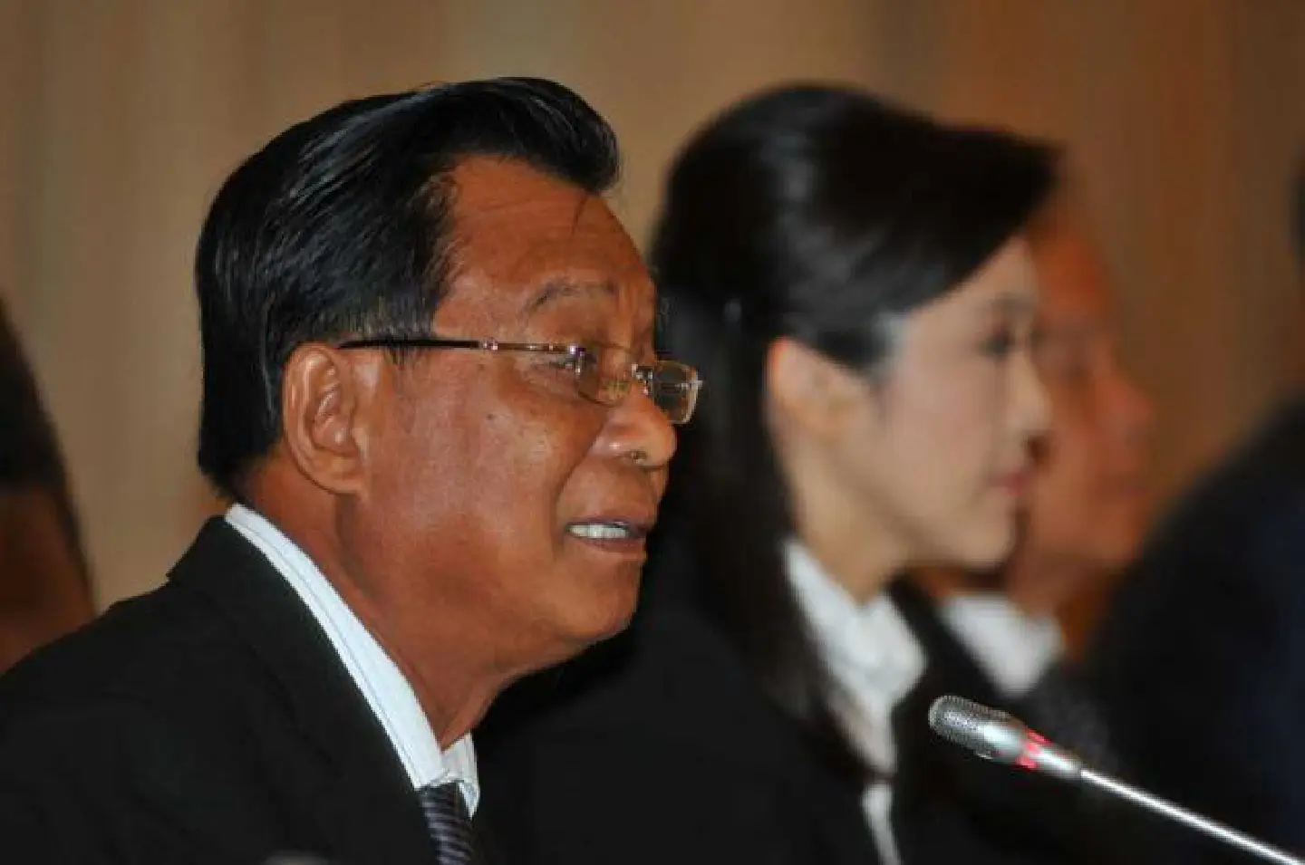 Top economist calls for compromise Top economist calls for compromise