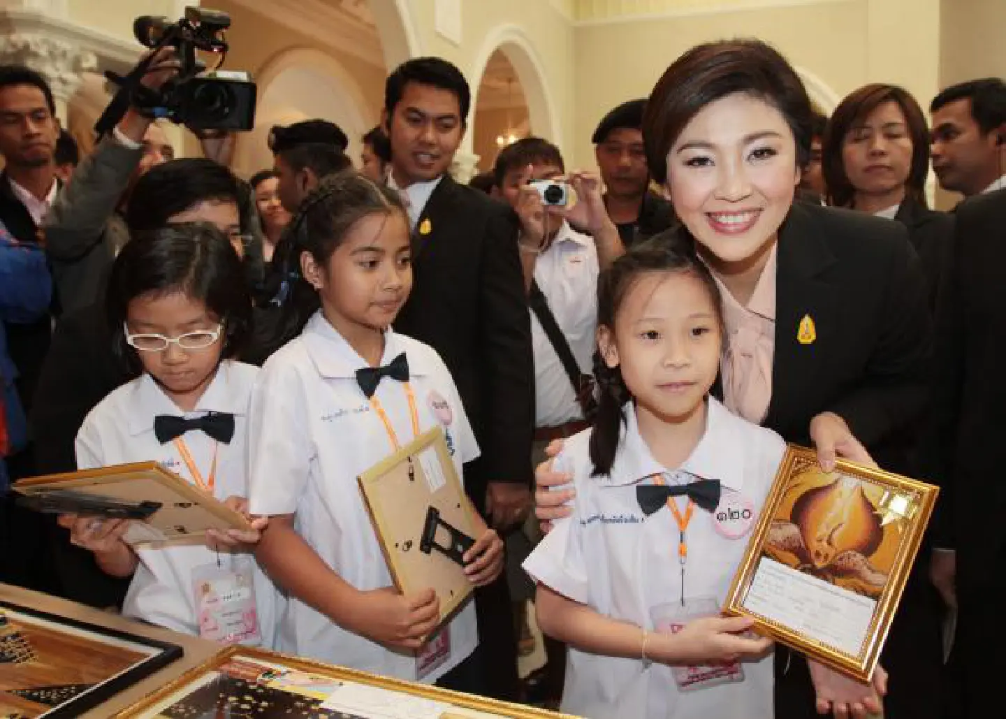 Yingluck honours the young Yingluck honours the young
