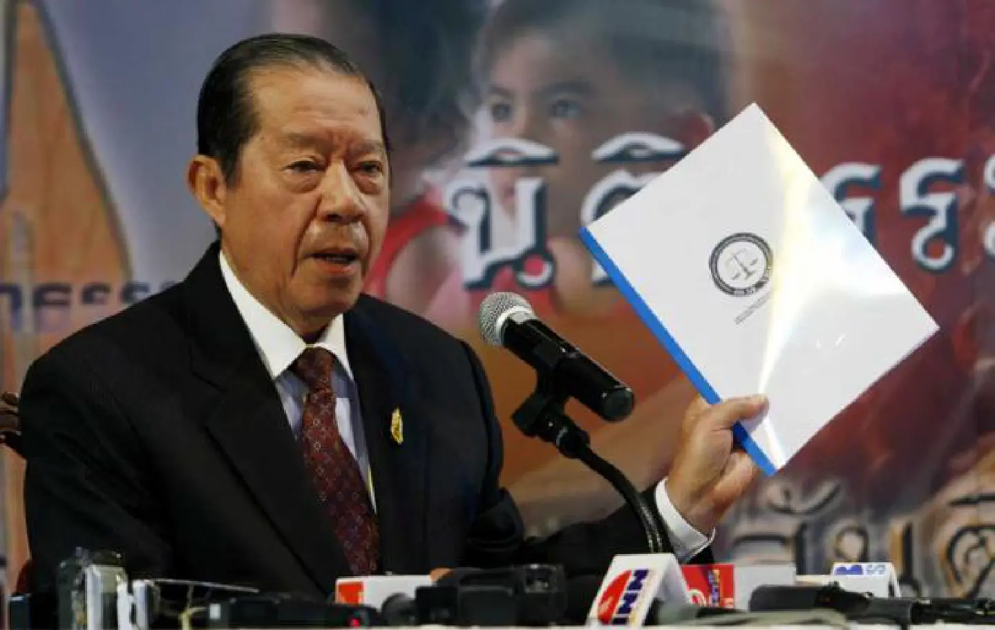 Cabinet nods proposal on appointing charter-rewrite panel Cabinet nods proposal on appointing charter-rewrite panel