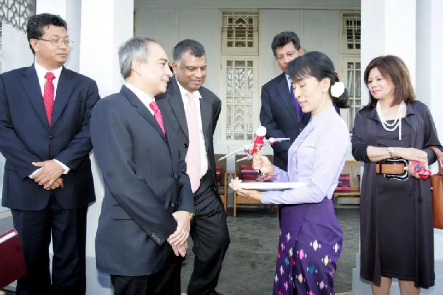 Don't rush in, cautions Suu Kyi Don't rush in, cautions Suu Kyi