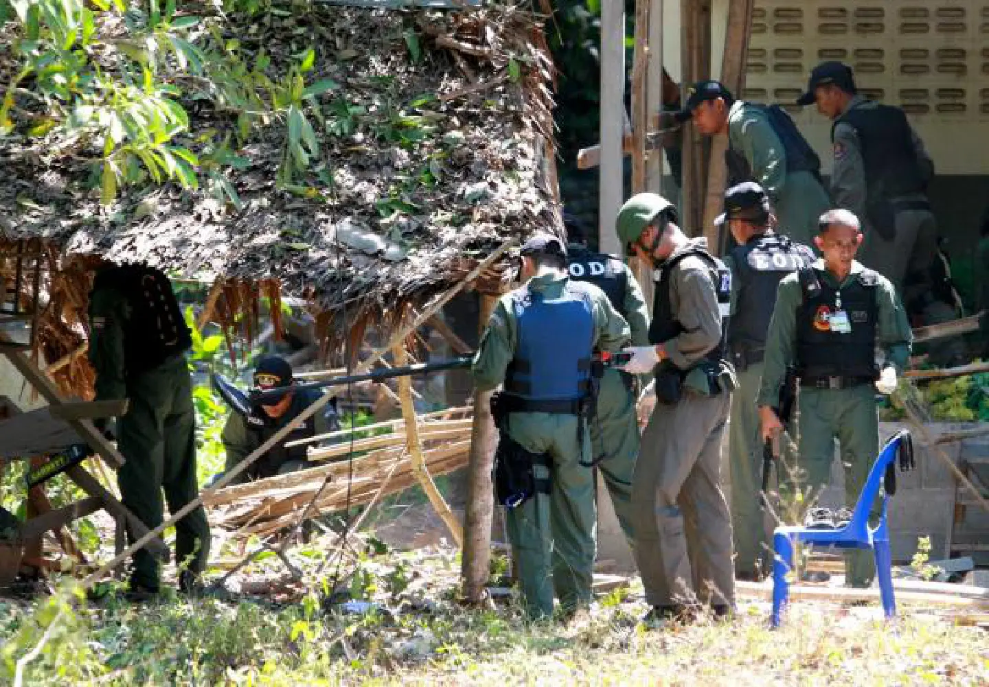 Bombs near school injure 4 soldiers Bombs near school injure 4 soldiers