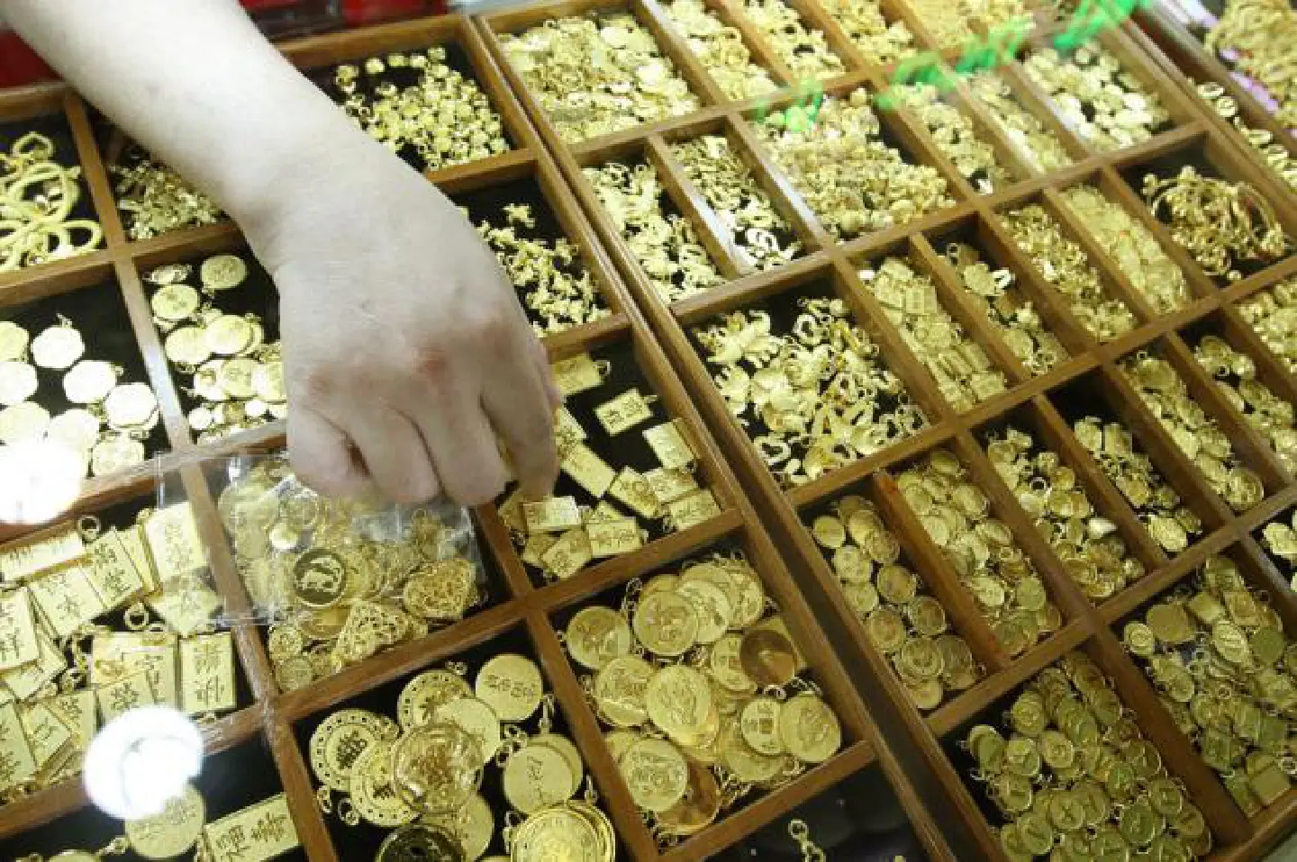 Gold expected to climb despite temporary slide Gold expected to climb despite temporary slide
