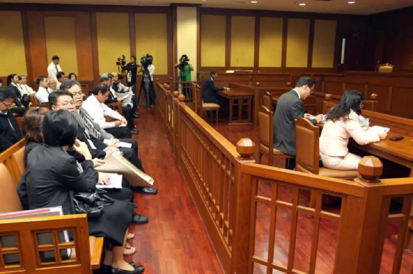 Firms go to court against govt Bt300-wage order Firms go to court against govt Bt300-wage order