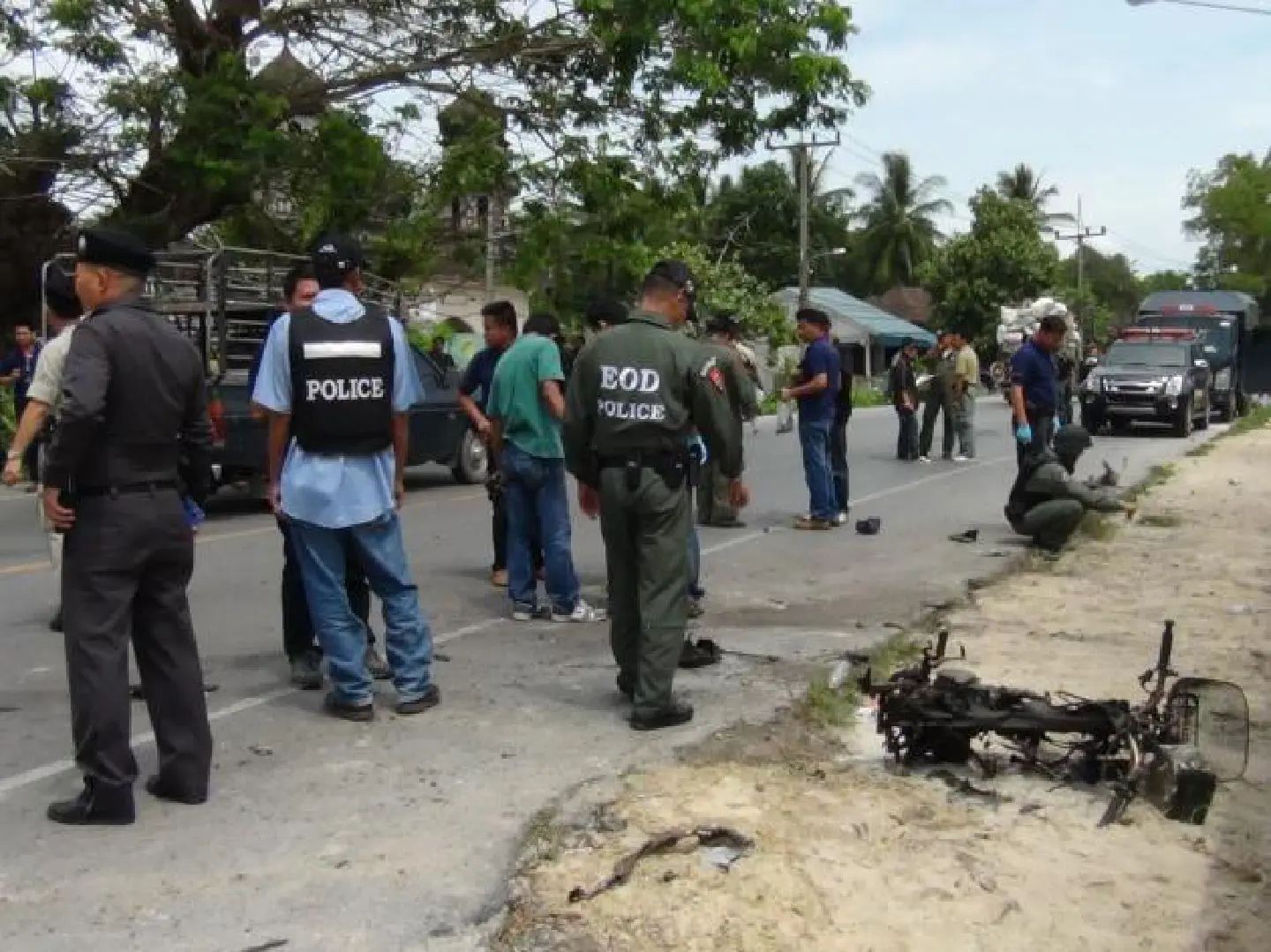 Insurgents 'aiming at armed guards' Insurgents 'aiming at armed guards'