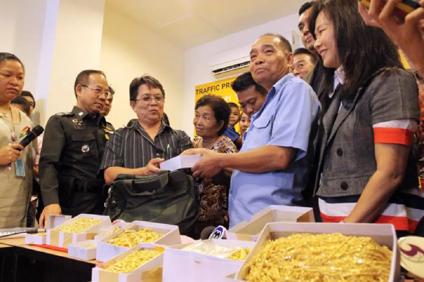 Good deed earns cabbie gold worth Bt200,000 Good deed earns cabbie gold worth Bt200,000