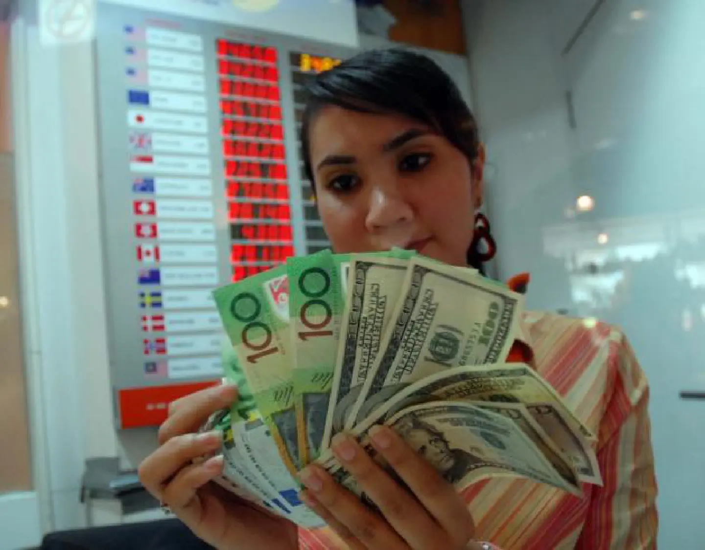 Declines seen for SET, baht Declines seen for SET, baht