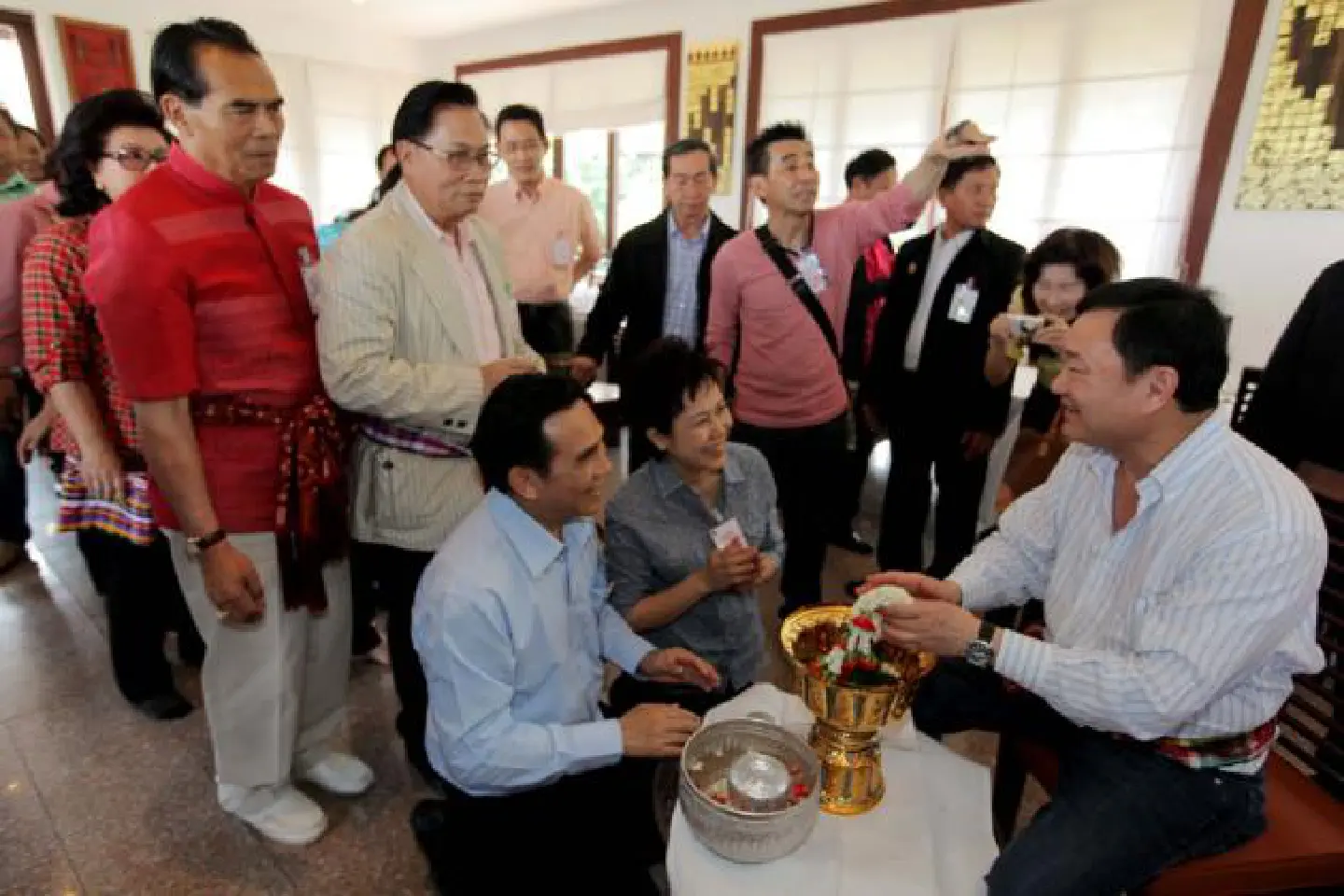 Some 30 Pheu Thai MPs pay homage to Thaksin in Vientiane Some 30 Pheu Thai MPs pay homage to Thaksin in Vientiane