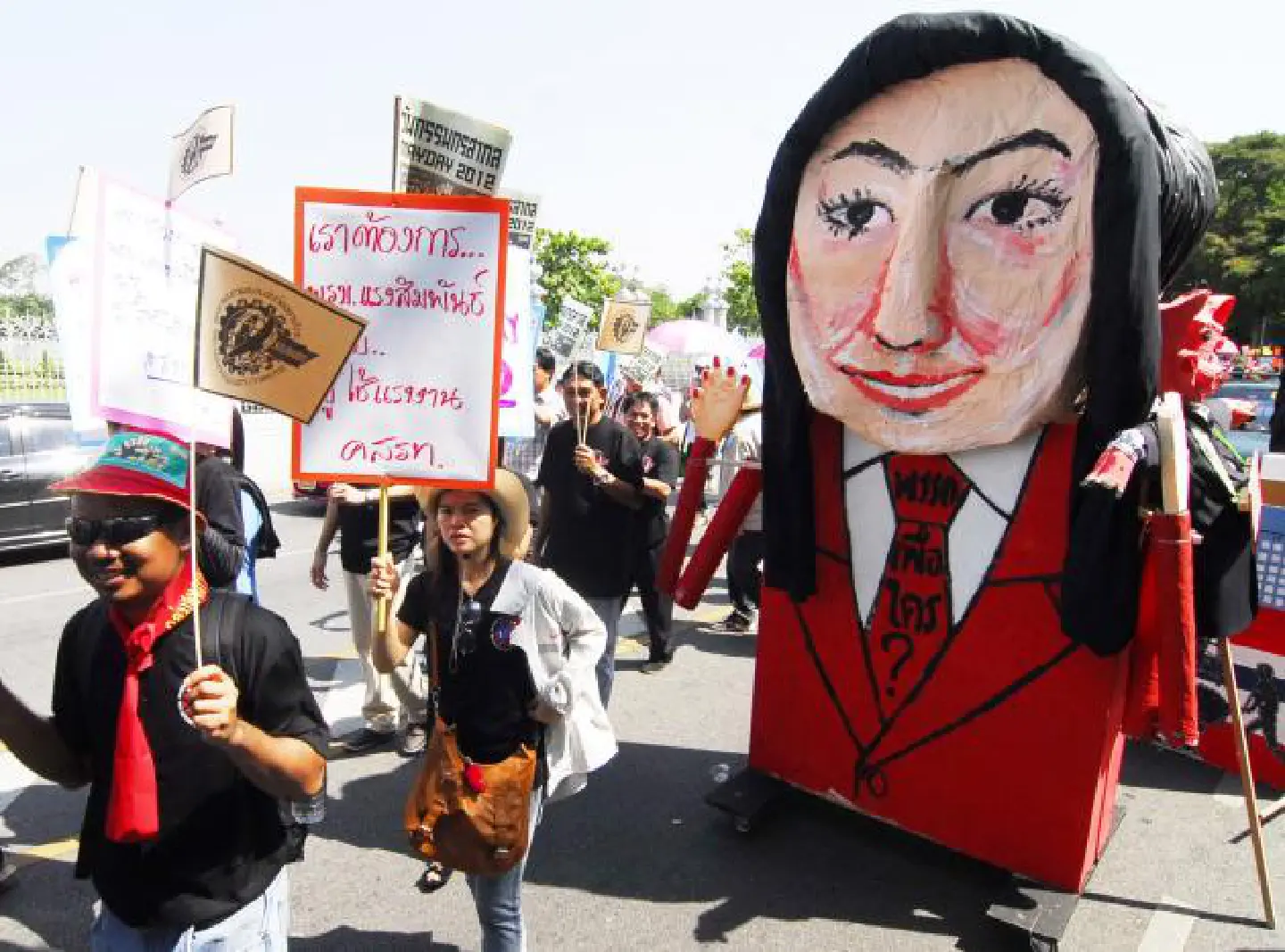 Yingluck vows to meet minimum wage deadline Yingluck vows to meet minimum wage deadline