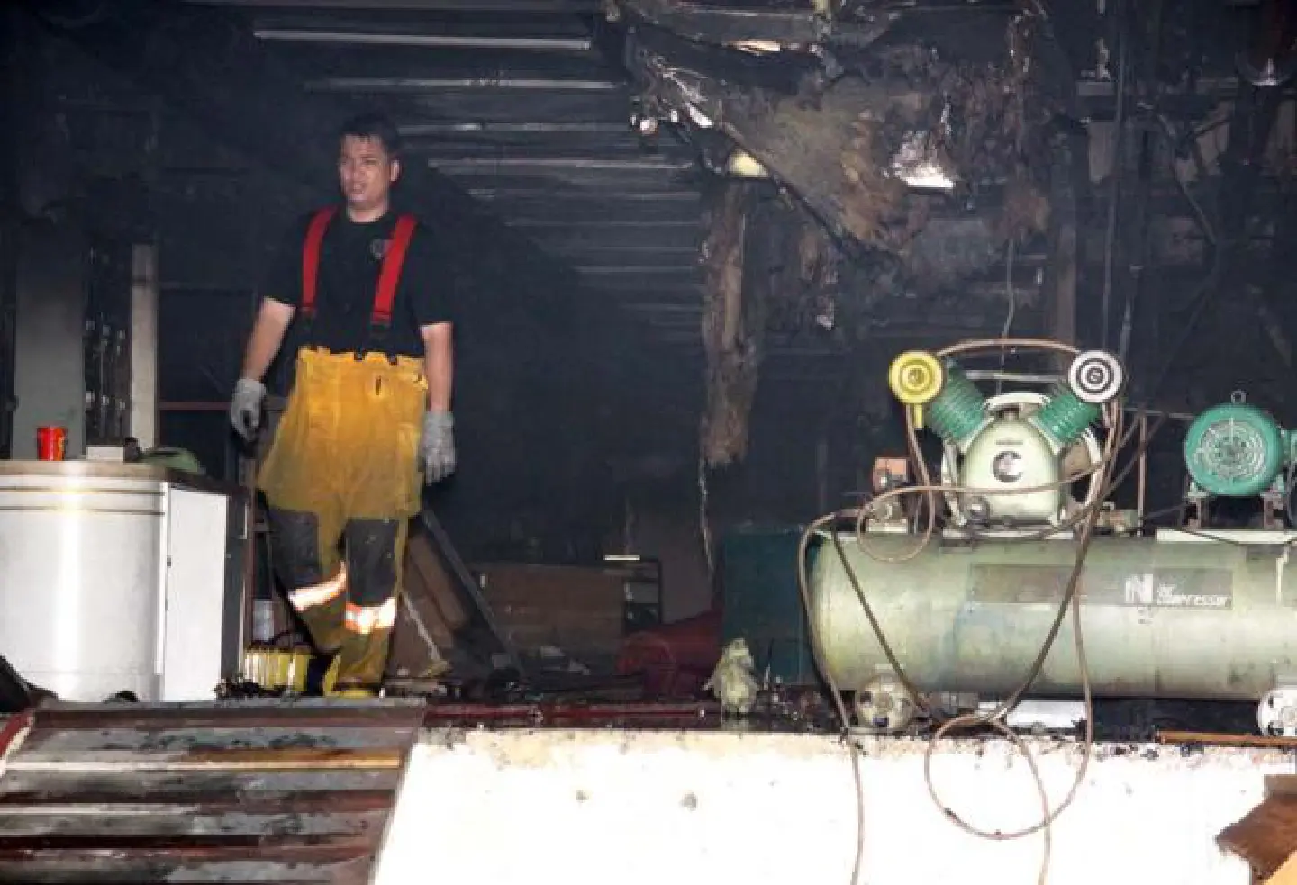 Sprinklers, emergency lights help firefighters control blaze Sprinklers, emergency lights help firefighters control blaze
