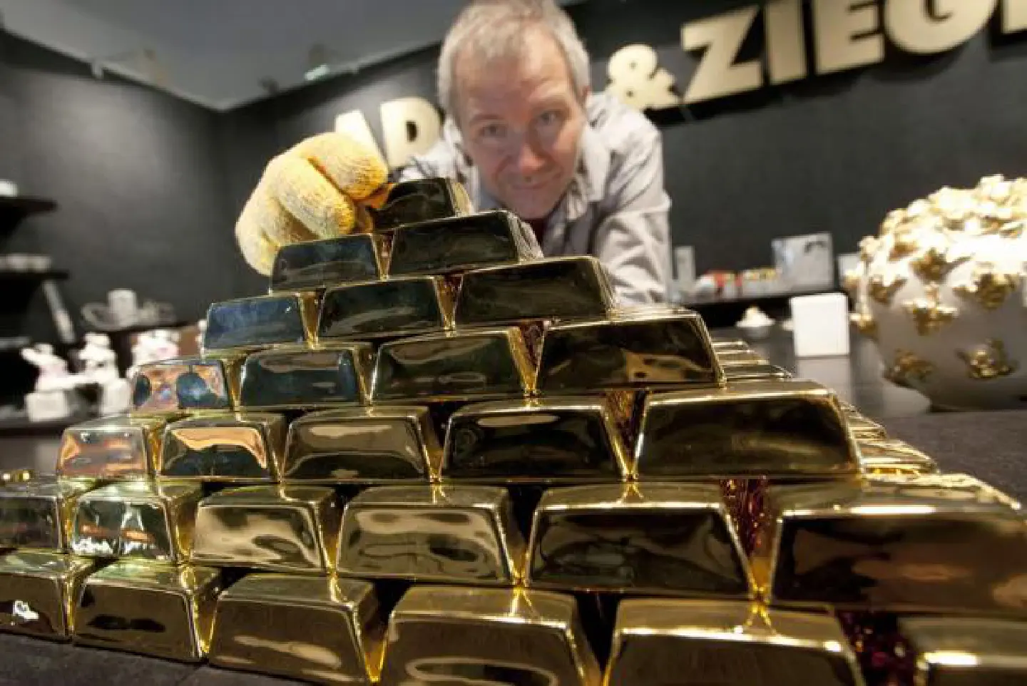 Gold prices in downward trend Gold prices in downward trend