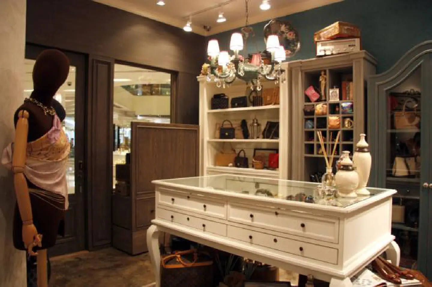 Shockingly chic without the cost Shockingly chic without the cost