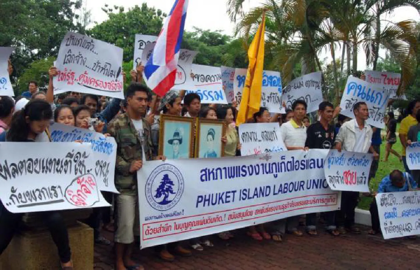 Laidoff plant workers seek help from labour groups Laidoff plant workers seek help from labour groups