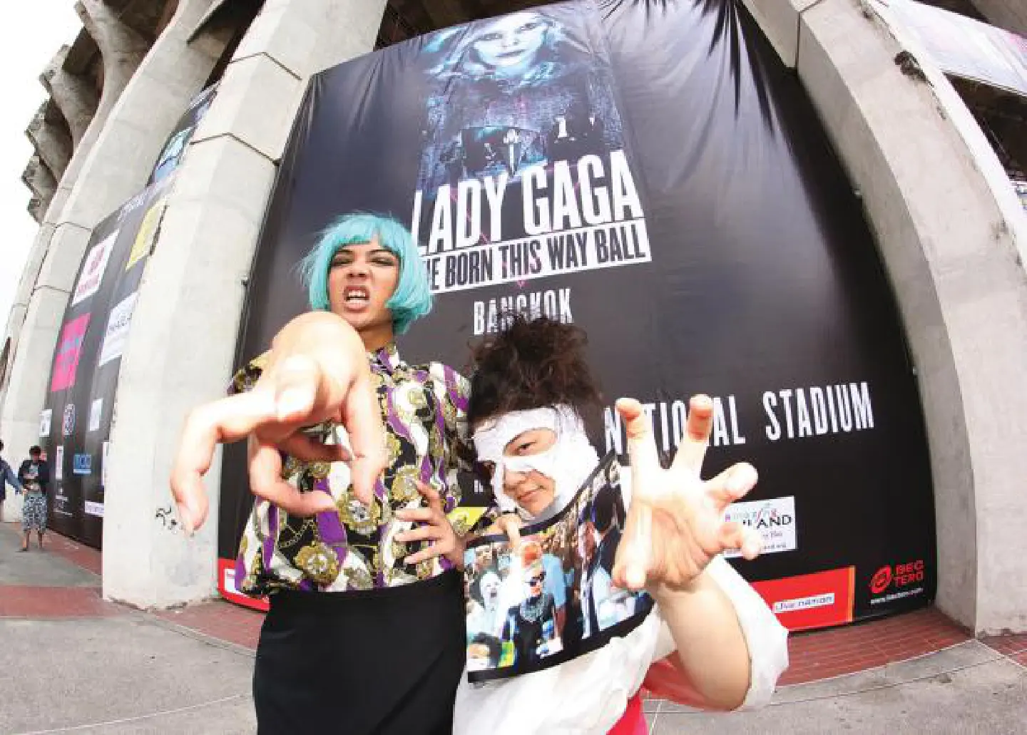 Lady Gaga fans gush, critics blast fake-watch Tweet