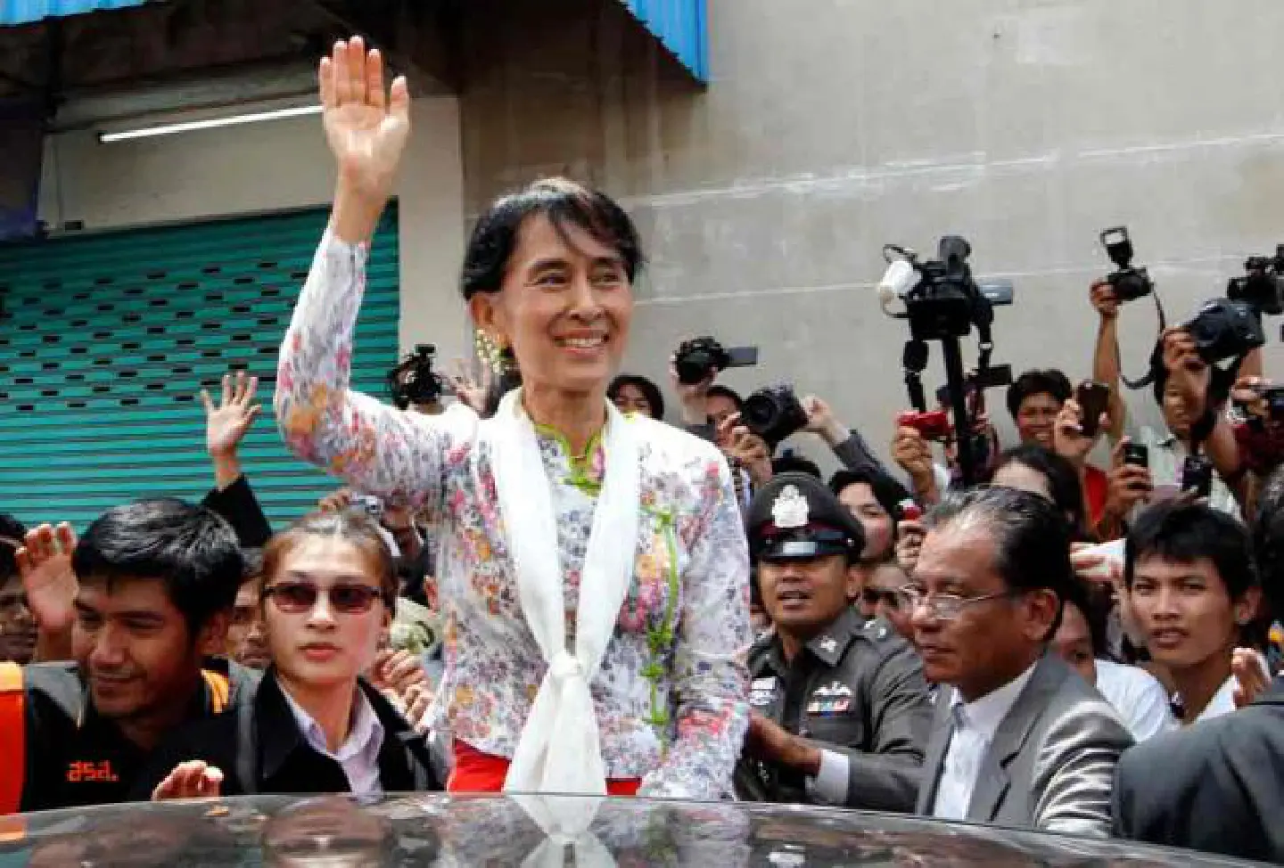 Suu Kyi calls for permission to establish schools for Myanmar children xxx