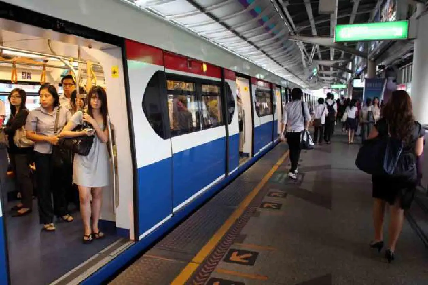 BMA to close Saphan Taksin station to ease bottleneck BMA to close Saphan Taksin station to ease bottleneck