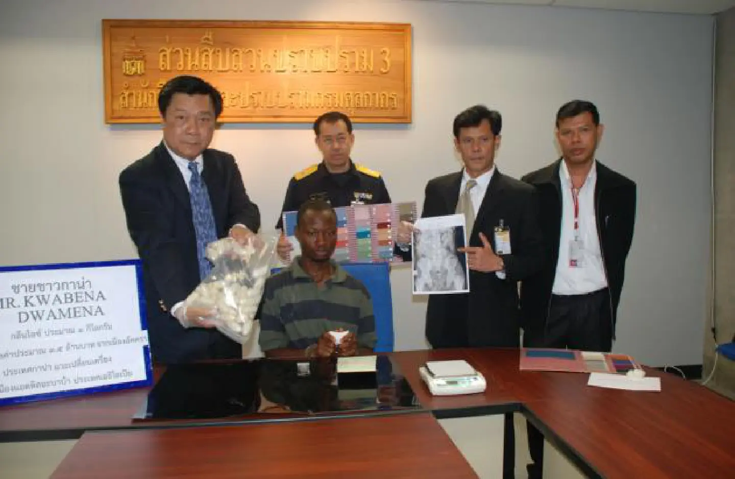 Customs officials nab Ghanaian drug smuggler Customs officials nab Ghanaian drug smuggler