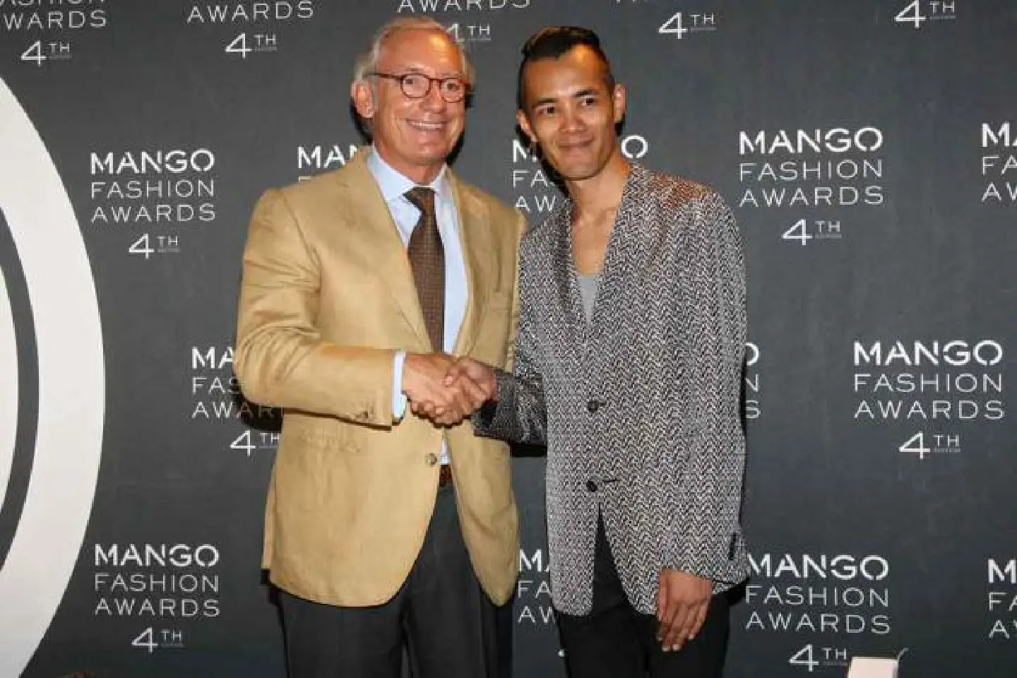 Thai designer , awarded the world's biggest international fashion prize Thai designer , awarded the world's biggest international fashion prize
